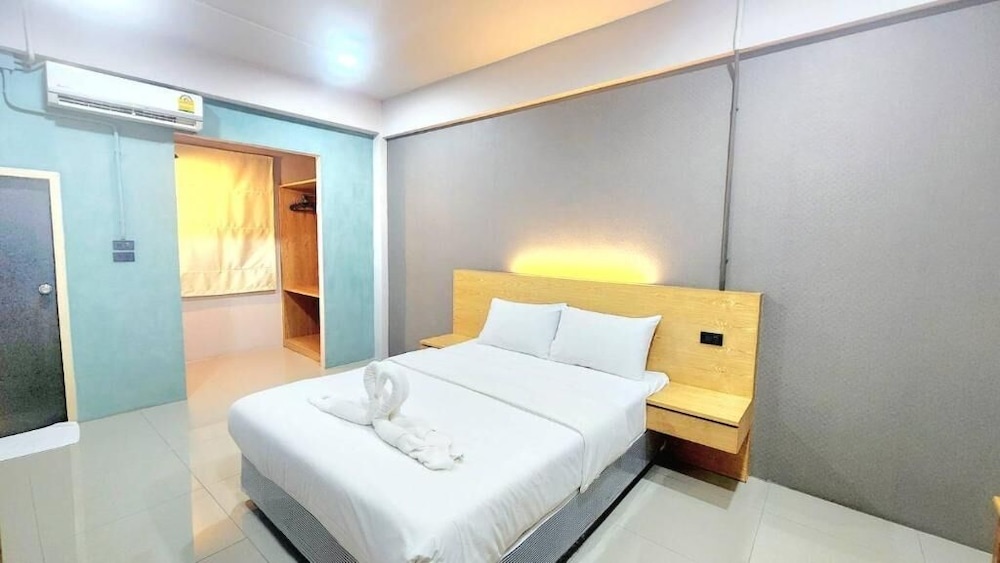 Jonah Hotel — 4