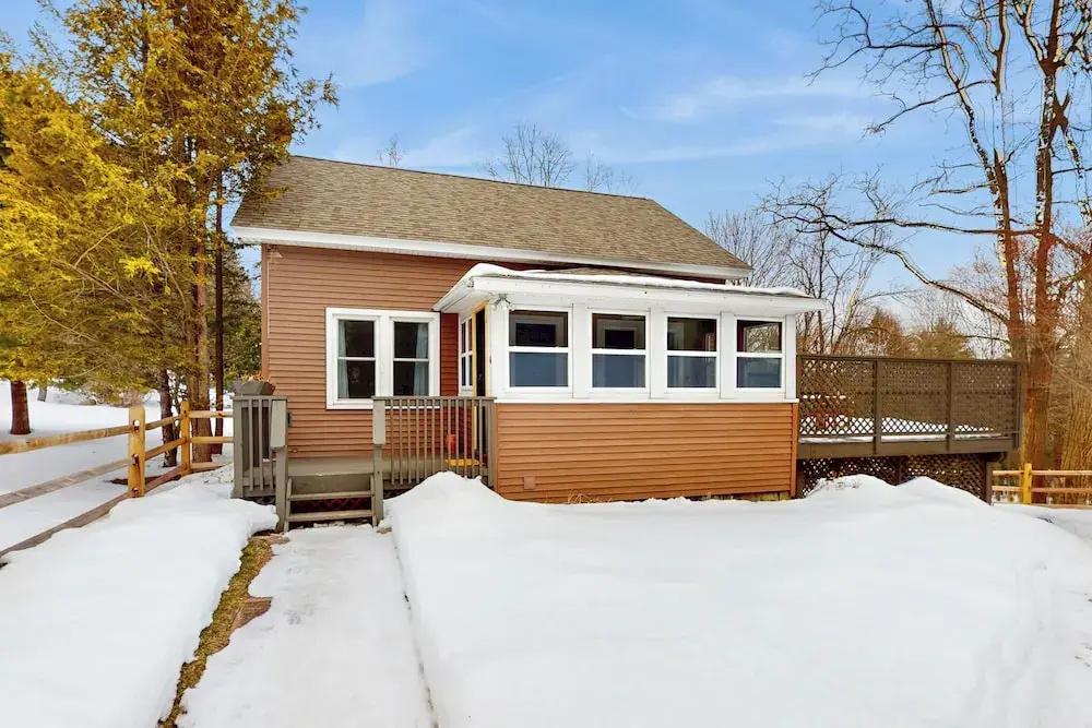 New Home: 2 Mins to Lake Park, Beach & Town