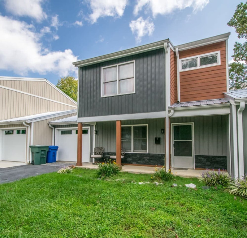 Charming 2BR Townhouse w Patio Walk to Main St