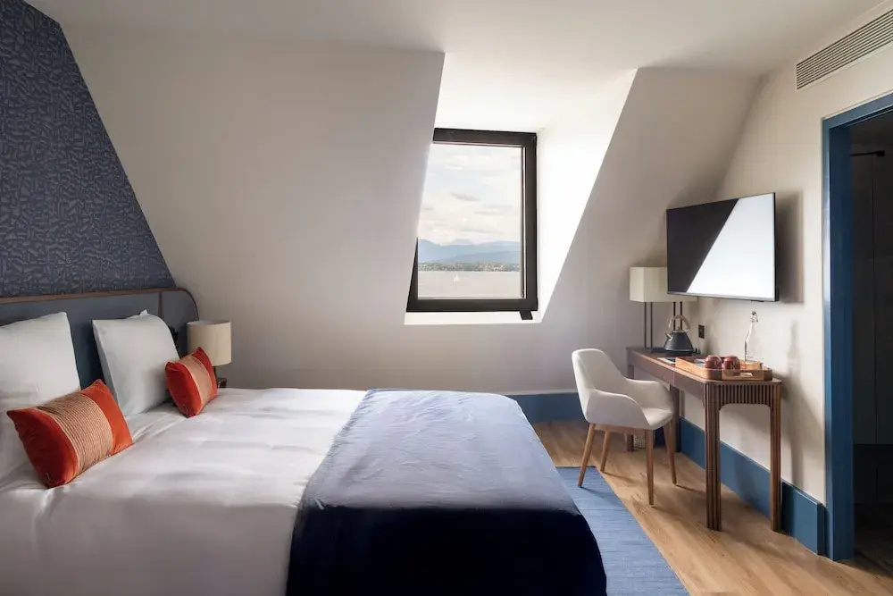 Standard Double room with lake view (full double bed)