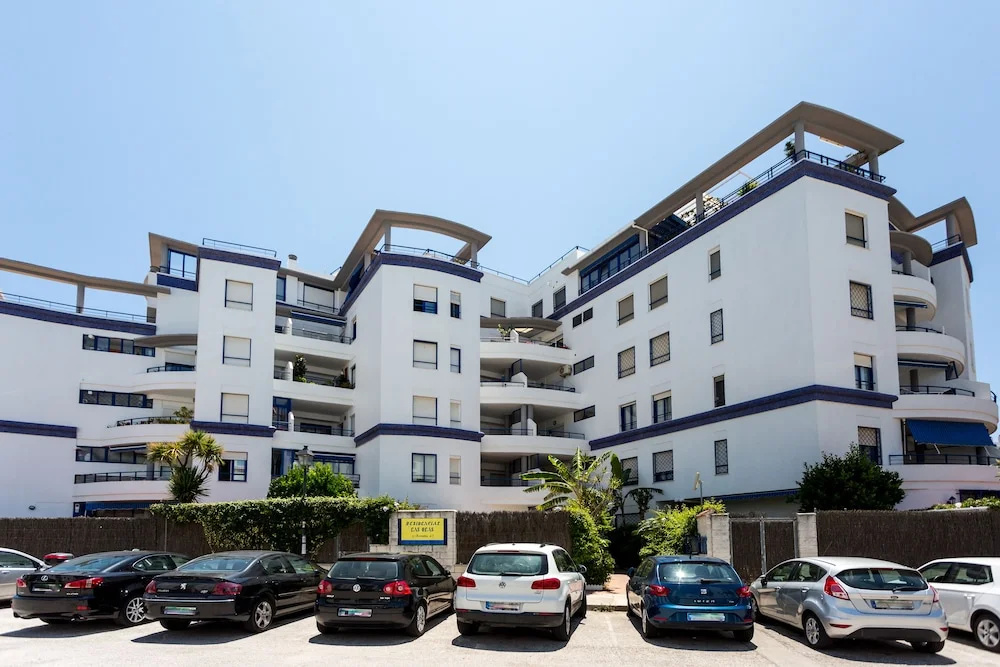 Holi-Rent Las Olas