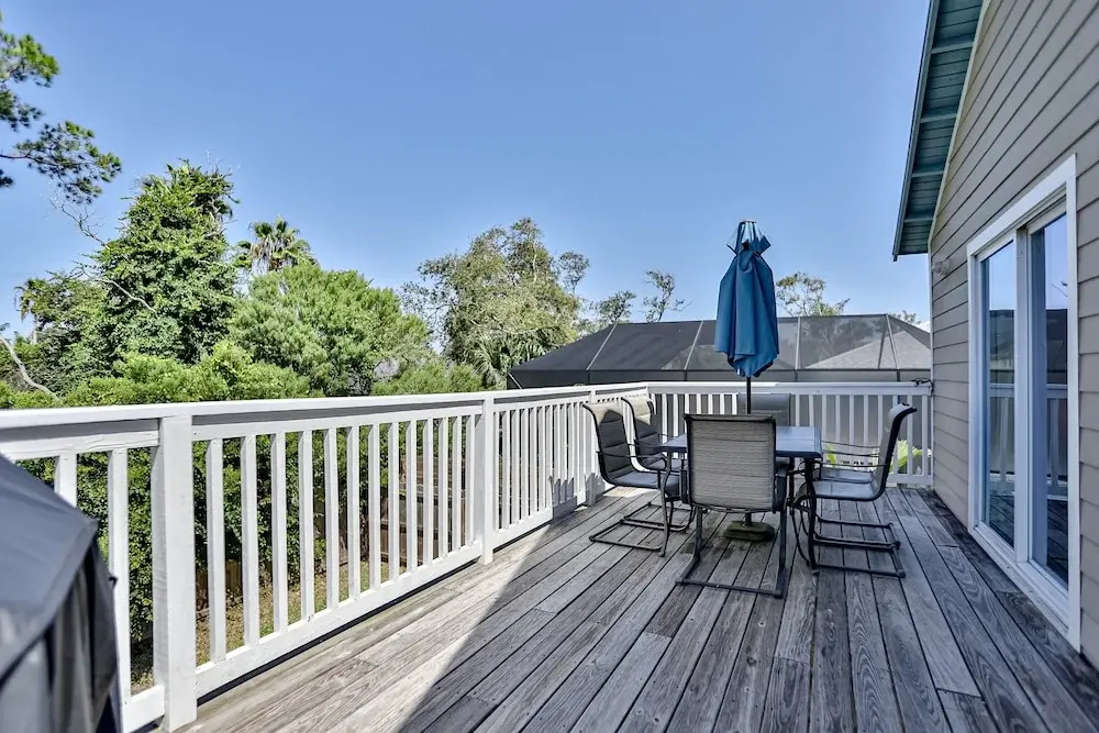 Walk to Beach With Private Pool, Balconies & Huge Lawn Blocks to Dining