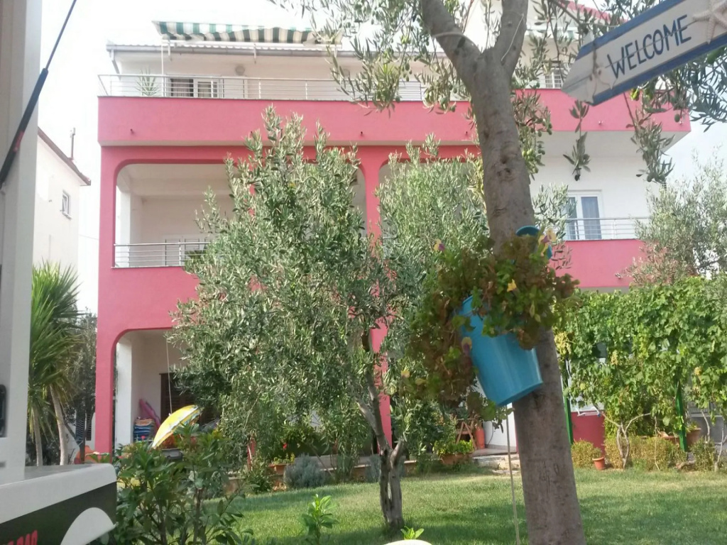 Apartment Mare - 30 m from pebble beach: A3 Seget Vranjica, Riviera Trogir