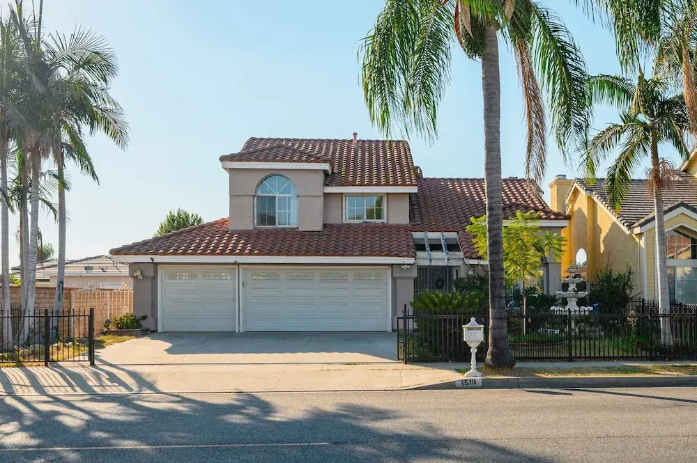 Bright Cozy Home w Full Kitchen Garage Backyard