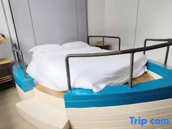 Standard Double room with street view (full double bed)