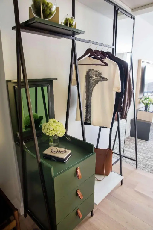 C. Baldwin, Curio Collection by Hilton - Chambres