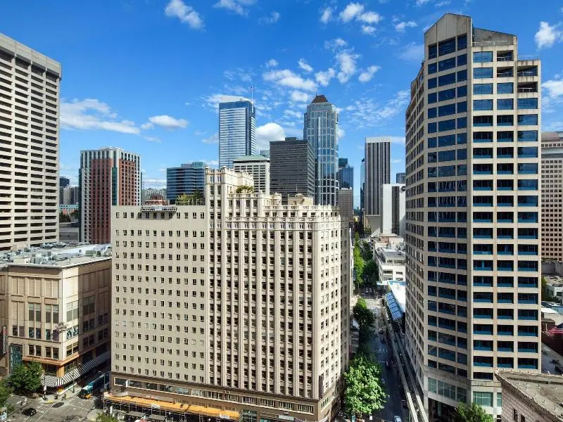 Deluxe Quadruple room with city view