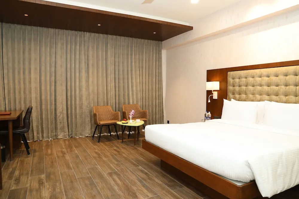 Deluxe Double room with pool view (full double bed)