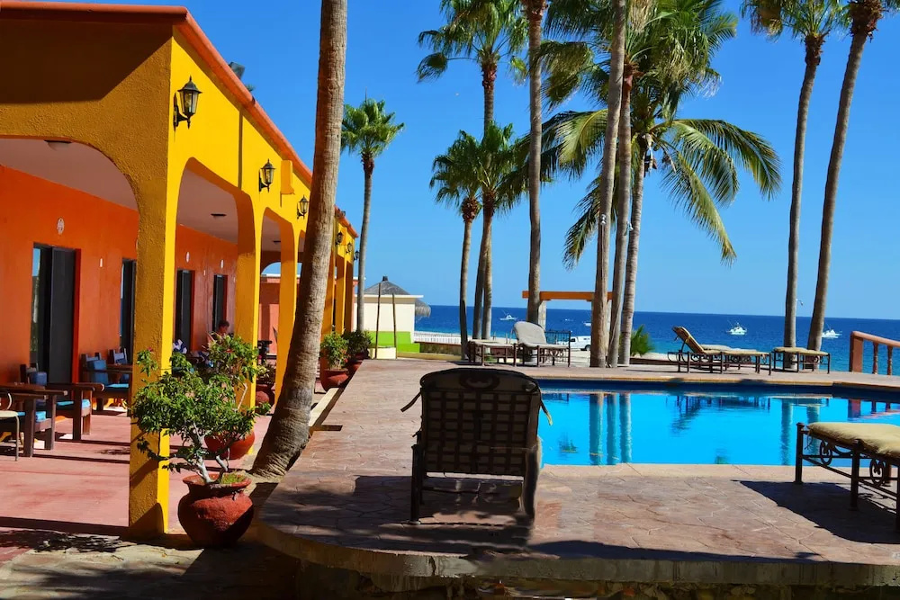 Standard Quadruple room with pool view