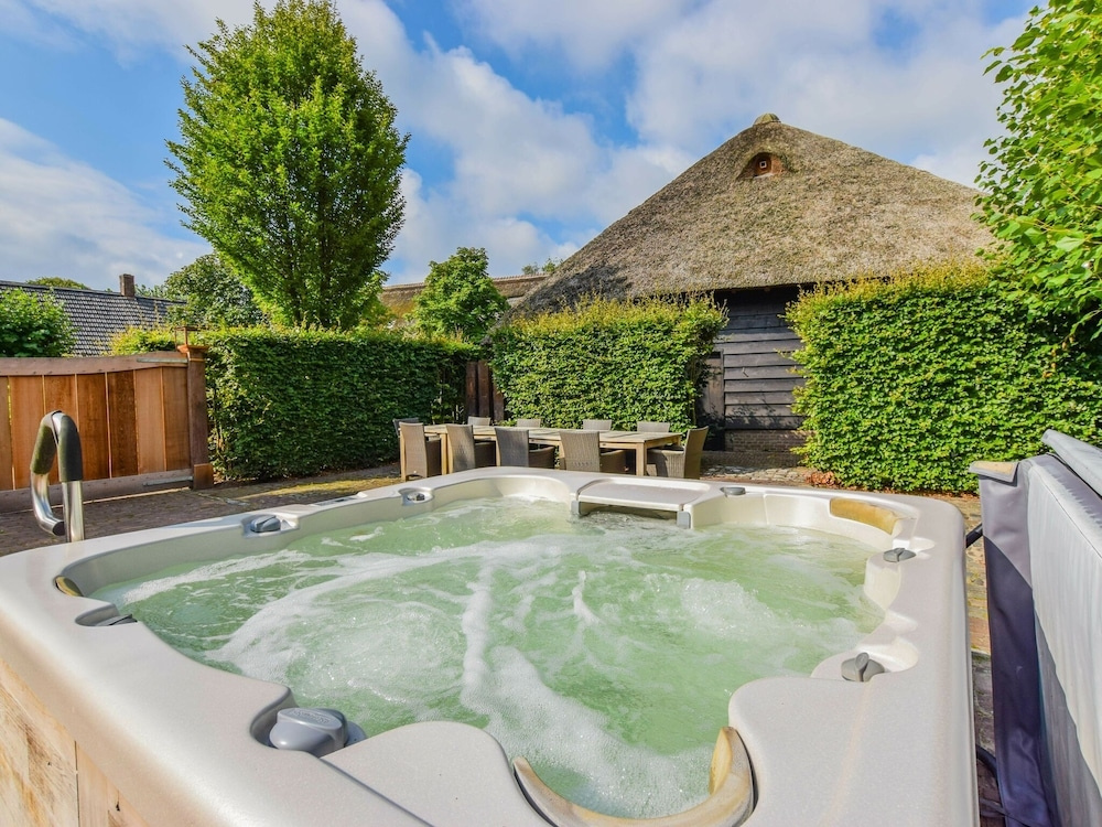 Posh Holiday Home in Alphen with Hot Tub - фото 4
