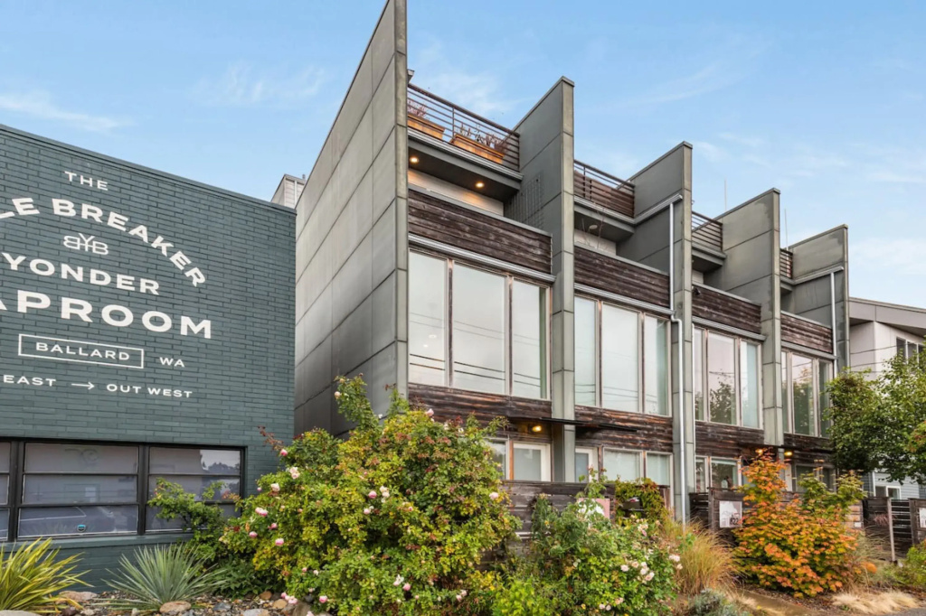 2BR 2BA The Ballard Modish Seattle Location With Rooftop View
