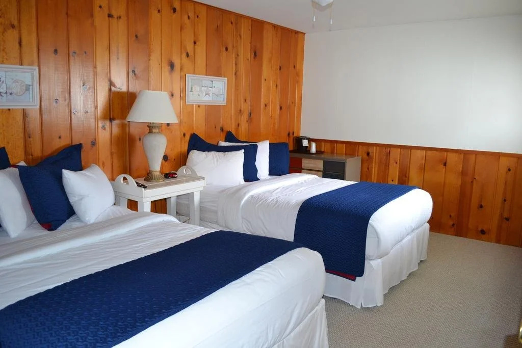 Buzz's Lakeside Inn