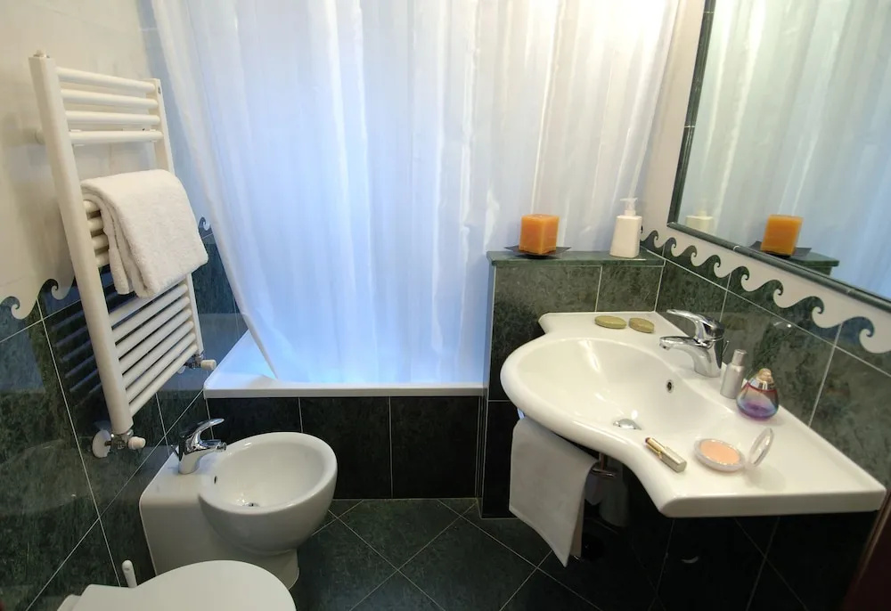 Superior Double room with balcony (full double bed)