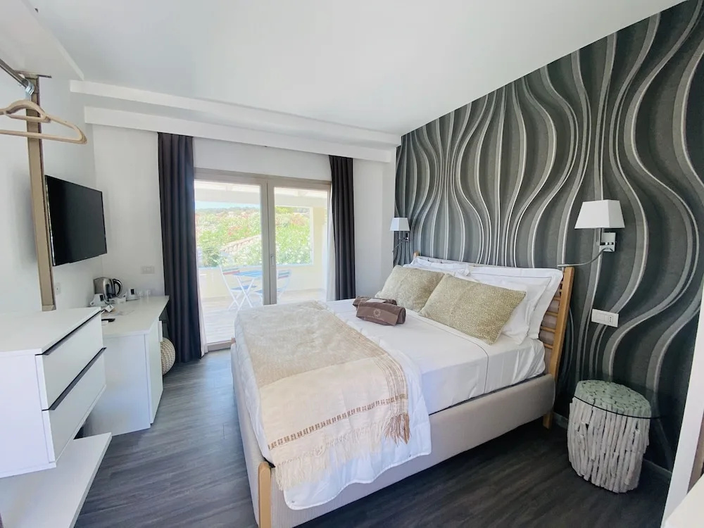 Deluxe Double room with balcony (full double bed)