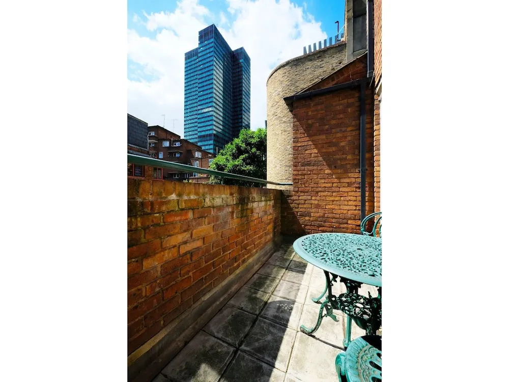 Spacious & Chic Central London Flat for 4