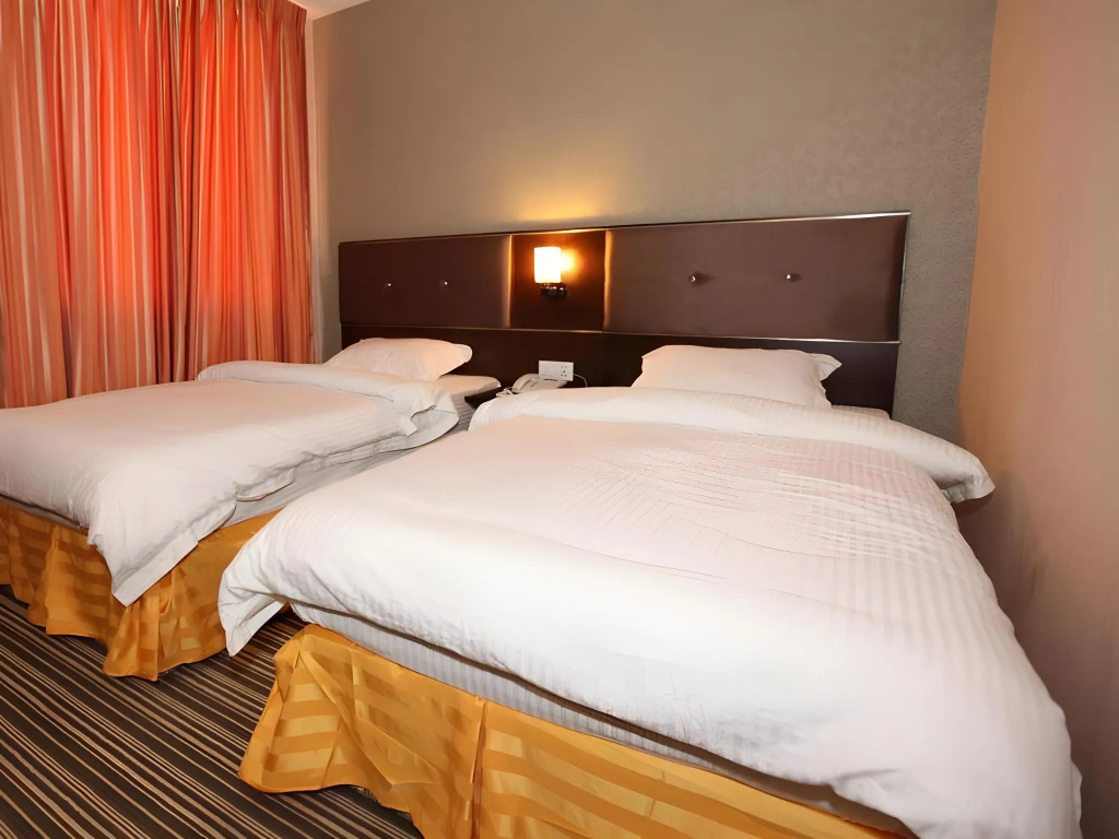 1 City Hotel — 4