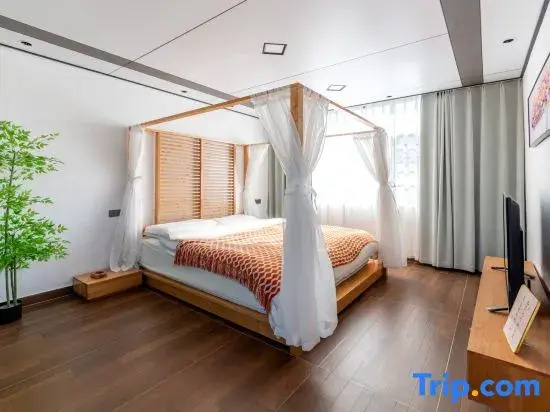 3 Bedrooms Standard Family room with view