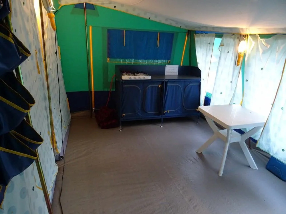 Voir la photo 2 — Camping Le Repaire - Tente Aménagée