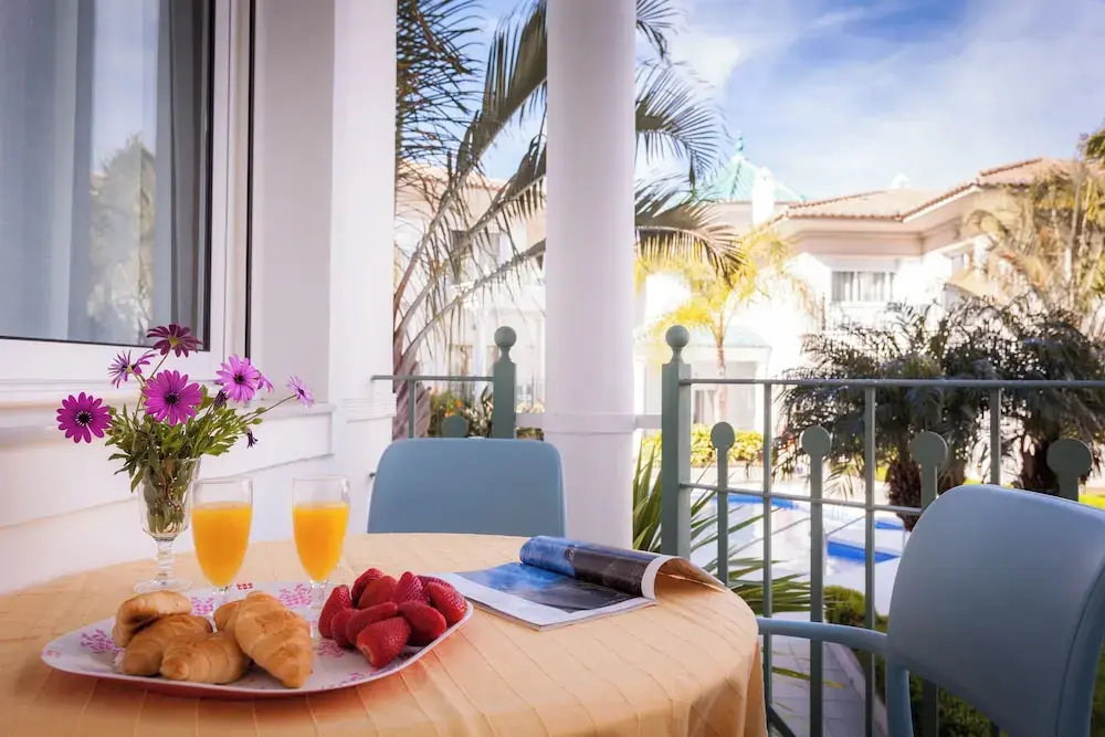 2 Bedrooms Apartment with pool view