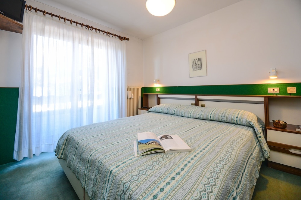 Hotel Splendor — 5