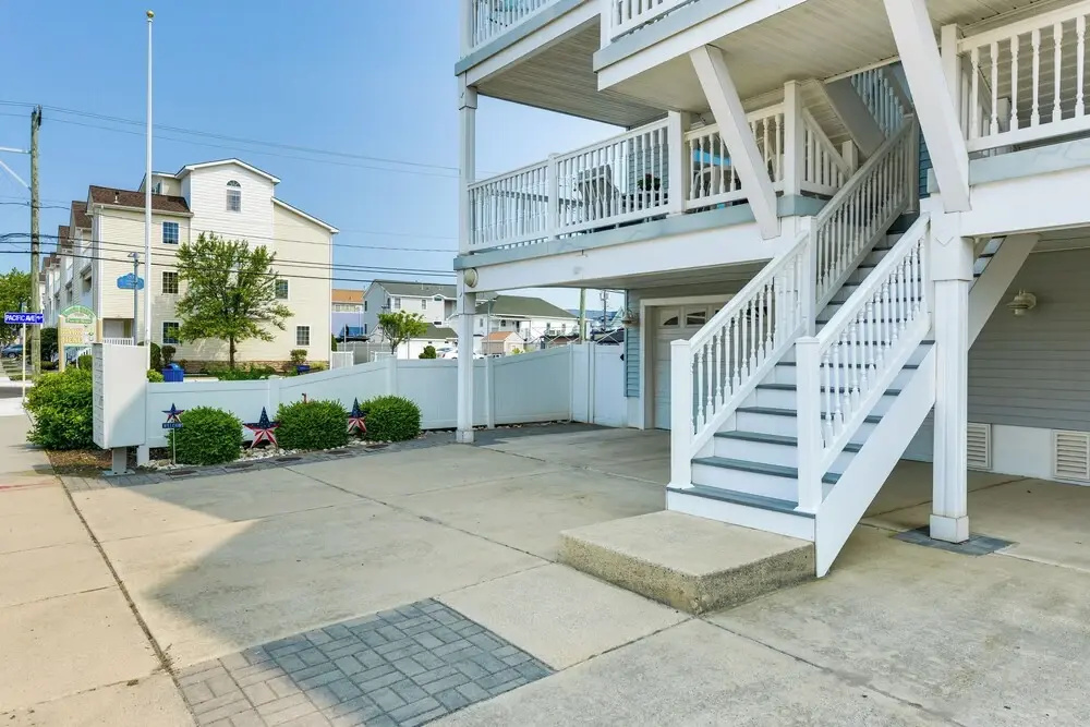 Condo w/ Deck: Walk to Beach & Convention Center!