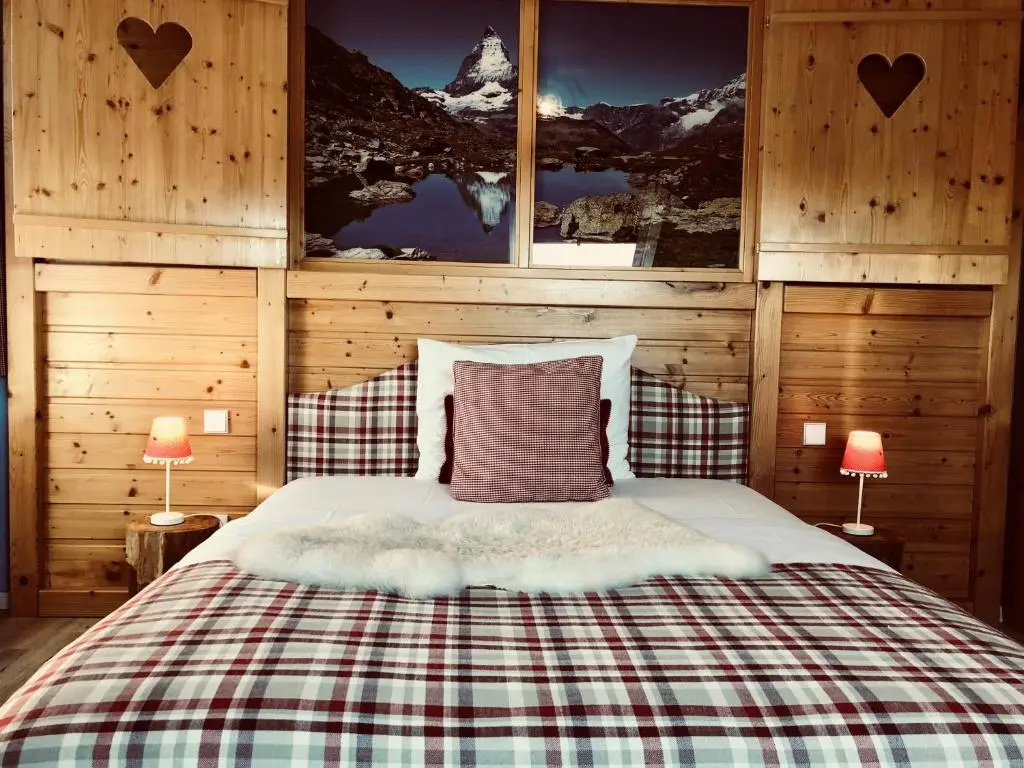 Deluxe Double room (full double bed)
