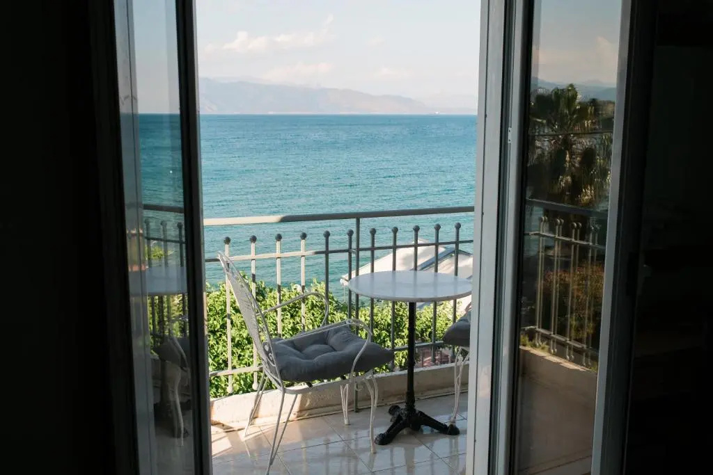 Standard Triple room with sea view