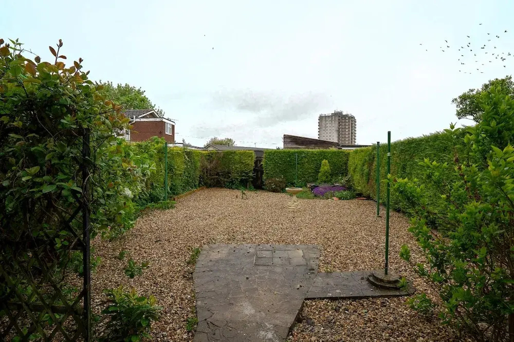 Modern 4 Bed House-free Parking
