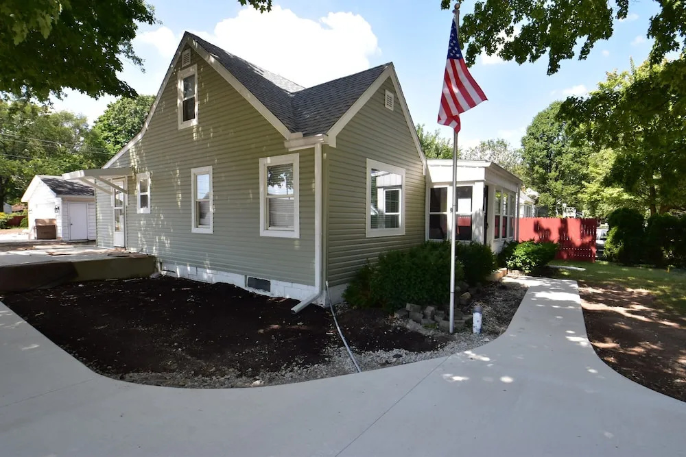 20 min Walk to ND 3 Bedroom 2 Bath Home 54475