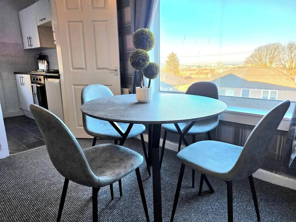 Bright and Cozy Home Near Hampden Park