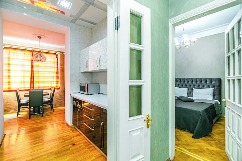Luxury Apartment with Flame Tower View — фото