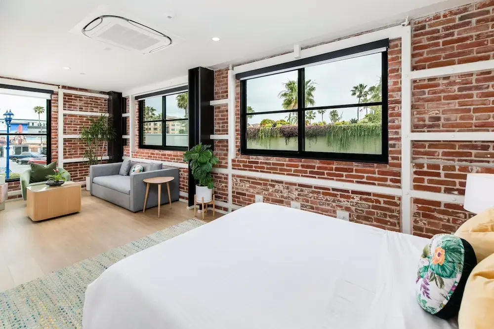 Double Suite with city view (full double bed)
