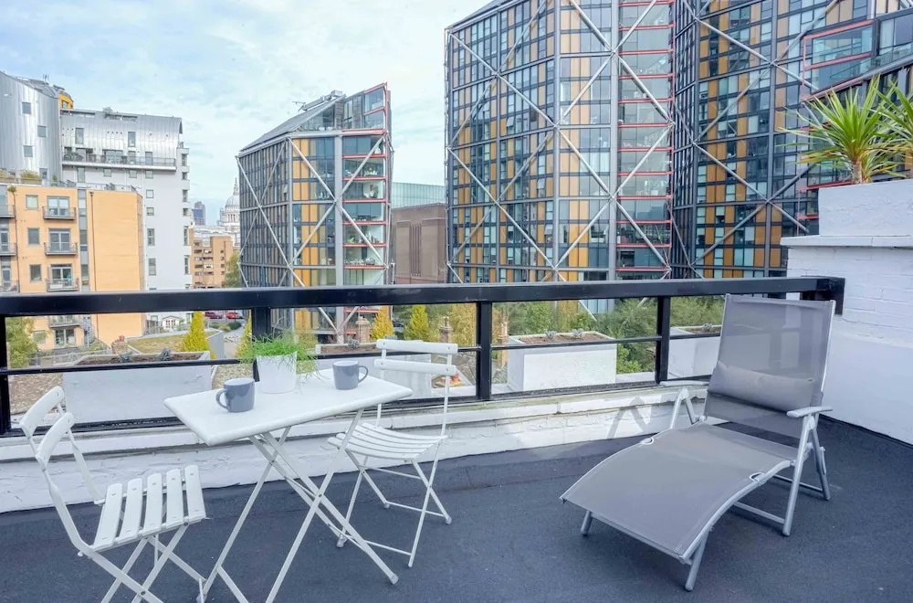 1 Bedroom Flat with Balcony Sleeps 4 in Southwark