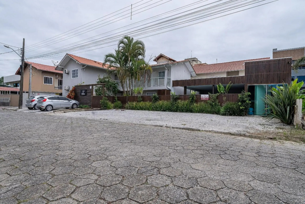 028 - Lindo Residencial com Piscina e Jacuzzi na praia de Bombas