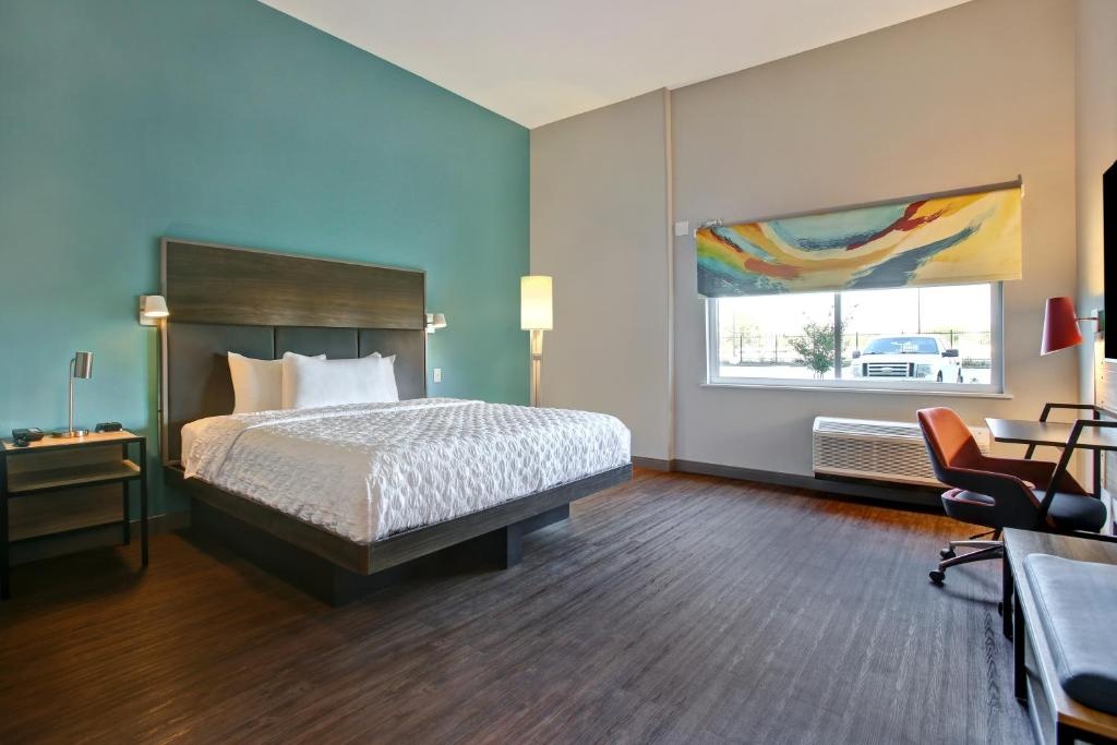 Tru by Hilton Grand Prairie - Tap to explore photos