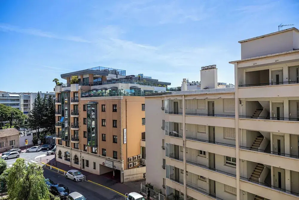 Haussmann Apartment - South-facing Balcony 2br/4p