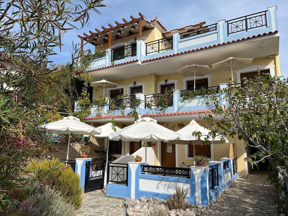 Pantheon Apartments & Studios