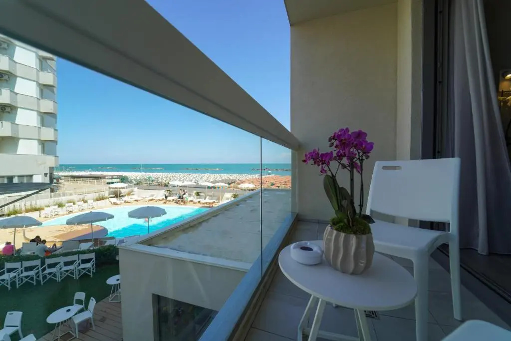 Executive Quadruple room with partial sea view
