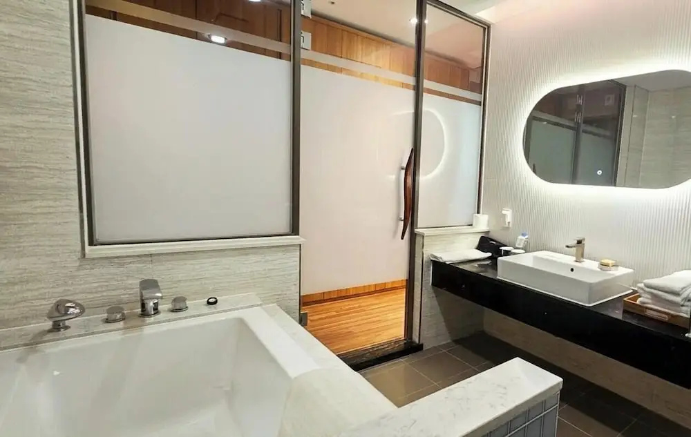 Deluxe Double room (full double bed)