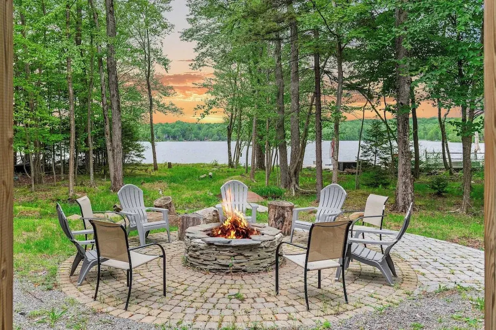 Tavern at the Woods by Avantstay Lakefront Views, Hot Tub, Firepit, Game Room