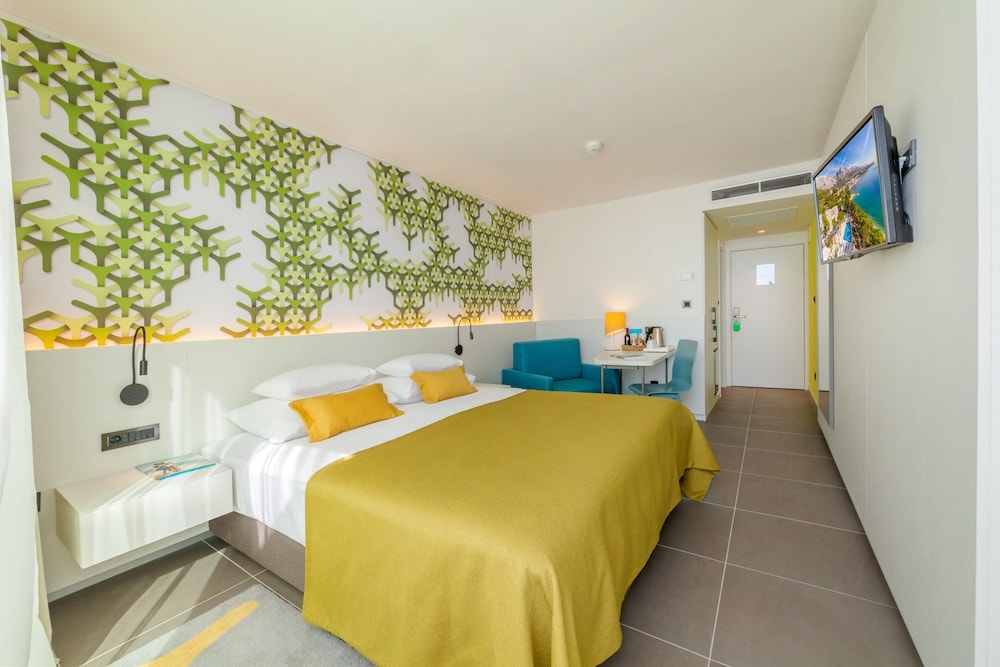 Standard Double room with balcony and with partial sea view (full double bed) — room photo 2