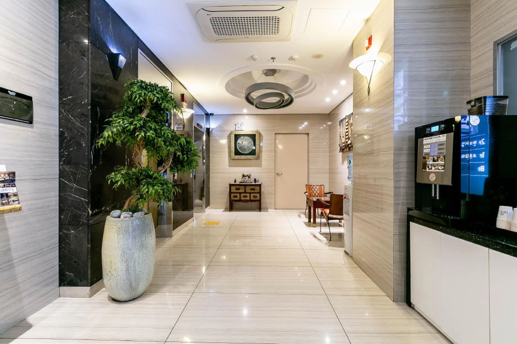 Lobby & Reception