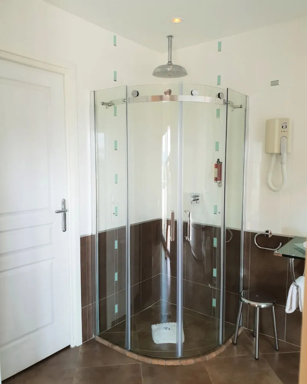Executive Double room with partial sea view (full double bed)