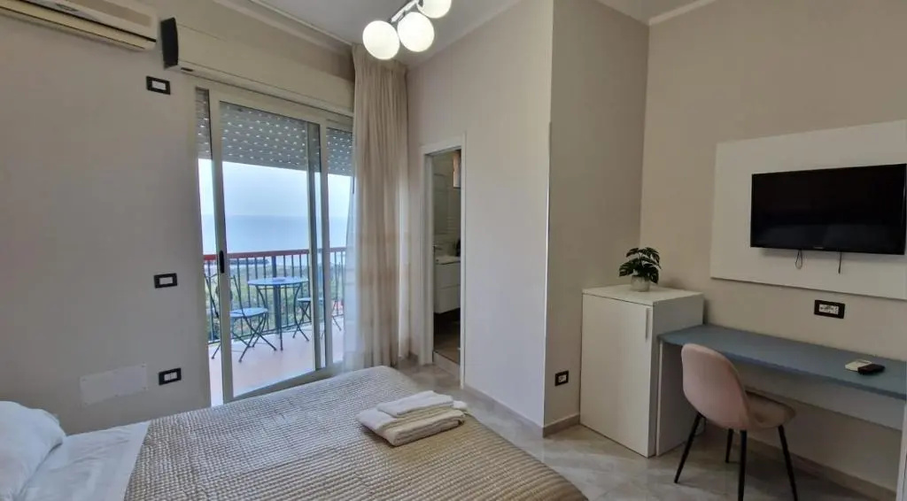 Standard Double room with sea view (full double bed)