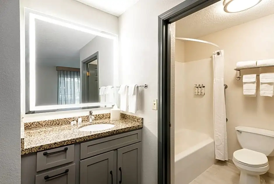 2 Bedrooms Sextuple Suite