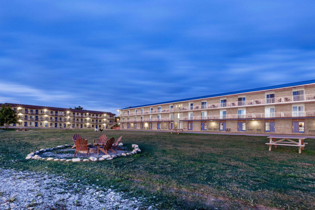 Days Inn & Suites by Wyndham St. Ignace Lakefront