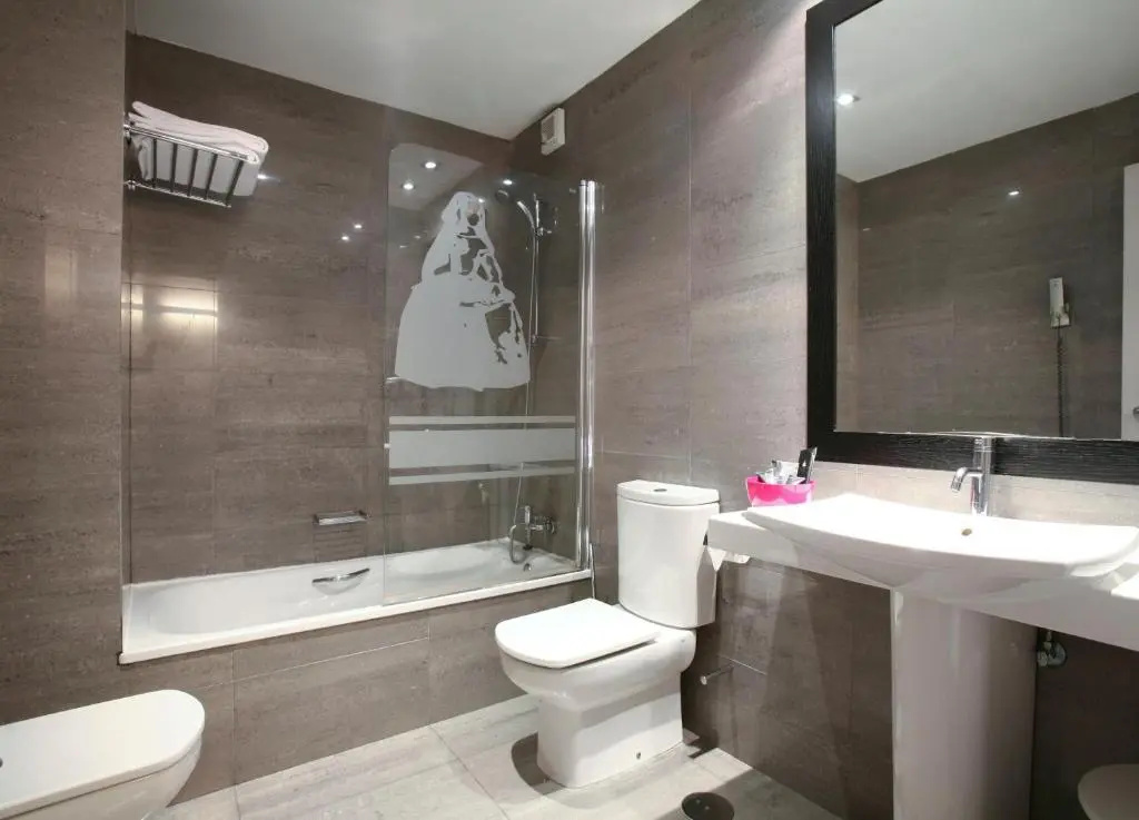 Double room (full double bed)