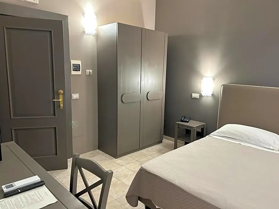 Deluxe Double room with partial sea view (full double bed)