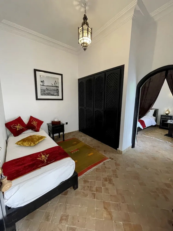 1 Bedroom Standard Family room with courtyard view