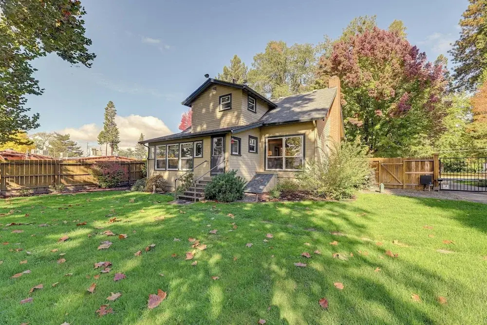 Cozy Grants Pass Home ~ 9 Mi to Rogue River Access